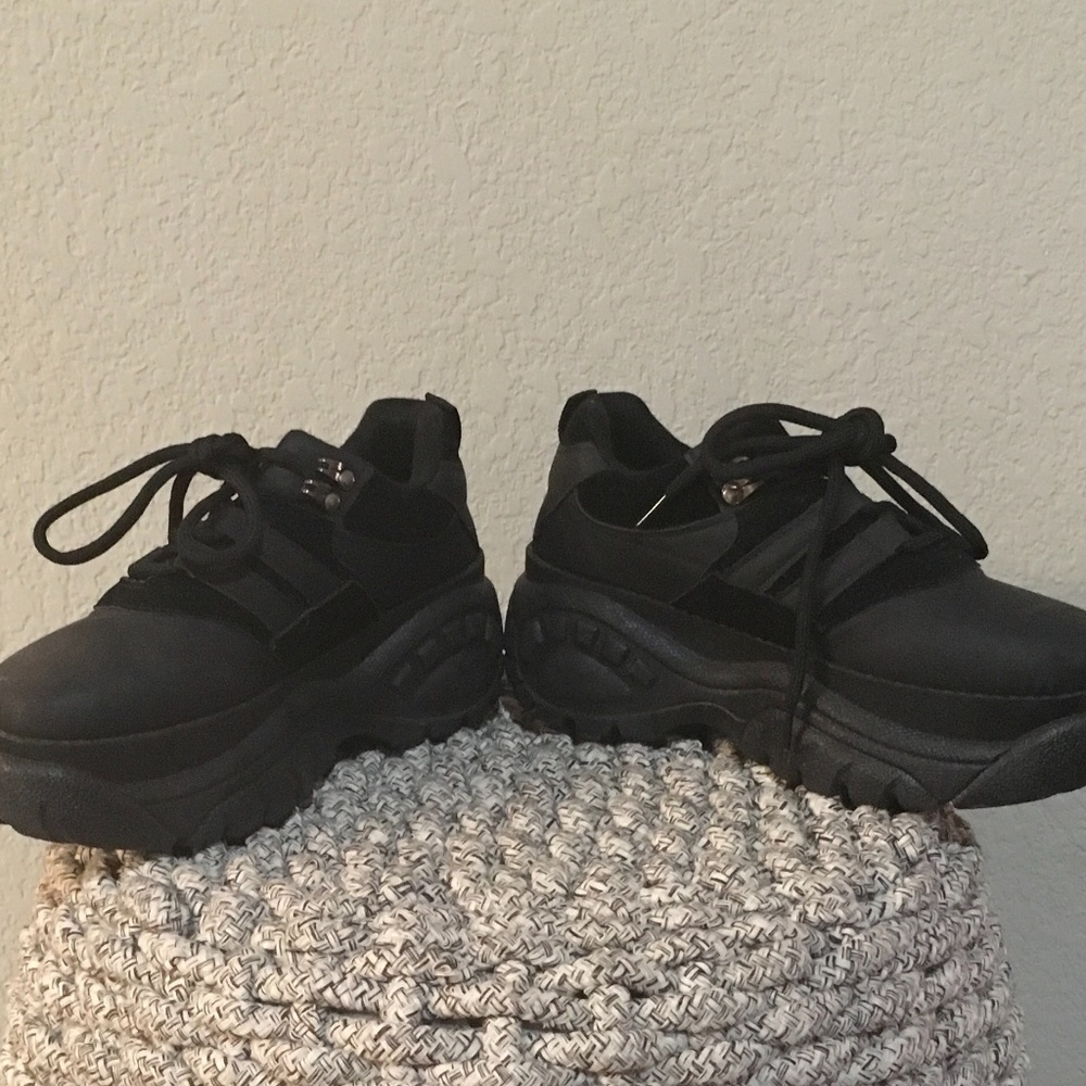 BLACK PLATFORM SNEAKER LIKE BRAND NEW